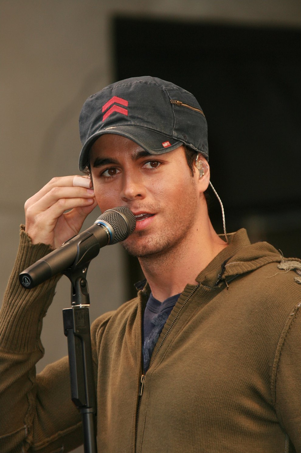 Enrique Iglesias caps & hats photos - enr7que